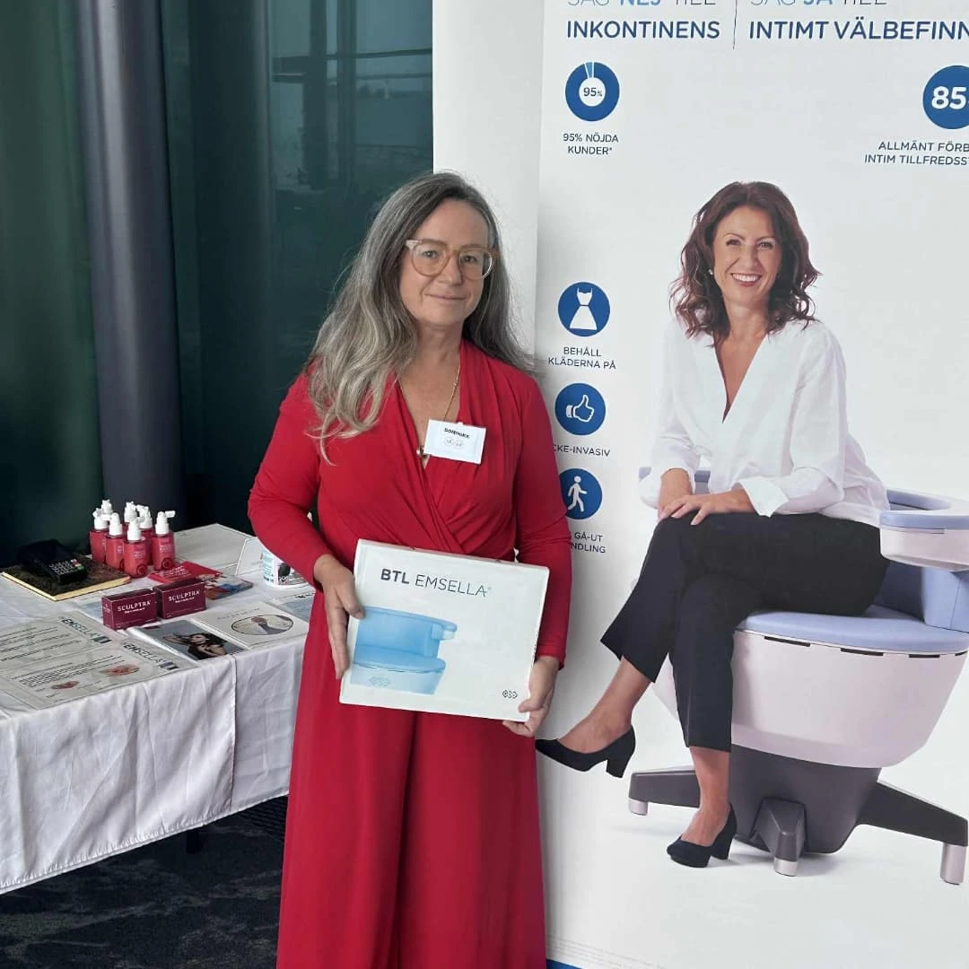 Dr Dominika Dawidowicz vid Emsella-stolen på Slottsvillan Privatklinik